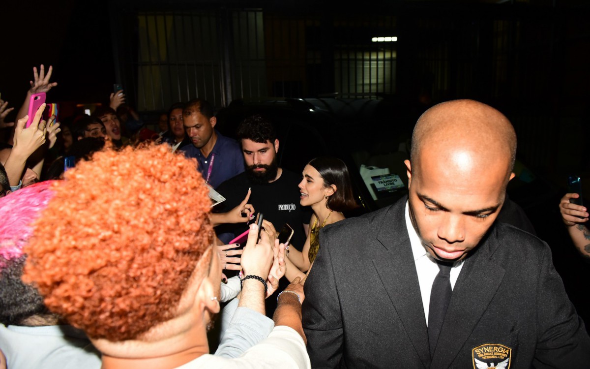 Manu Gavassi cumprimenta f&Atilde;&pound;s ap&Atilde;&sup3;s apresenta&Atilde;&sect;&Atilde;&pound;o no Rio