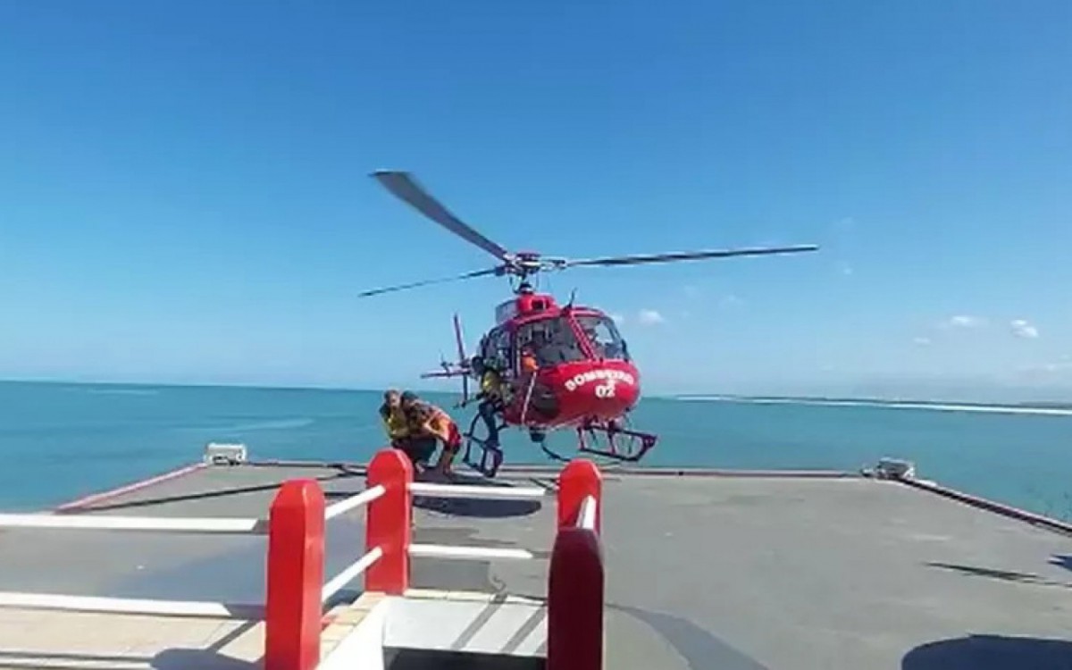 Helic&oacute;ptero que trouxe o jardineiro Nelson Nedy Ribeiro chega ap&oacute;s resgate