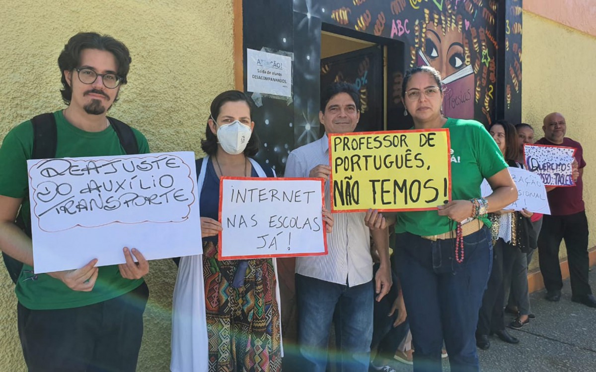 Professores e alunos da rede municipal se mobilizaram no bairro do Barreto, na Zona Norte de Niter&oacute;i