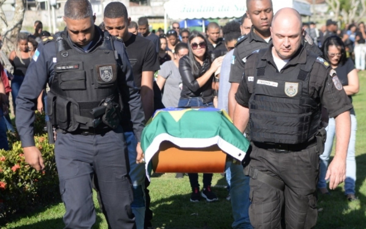 O sargento da Polícia Militar Nelcir de Paula Jacobino é enterrado nesta segunda-feira (15) - Sandro Vox