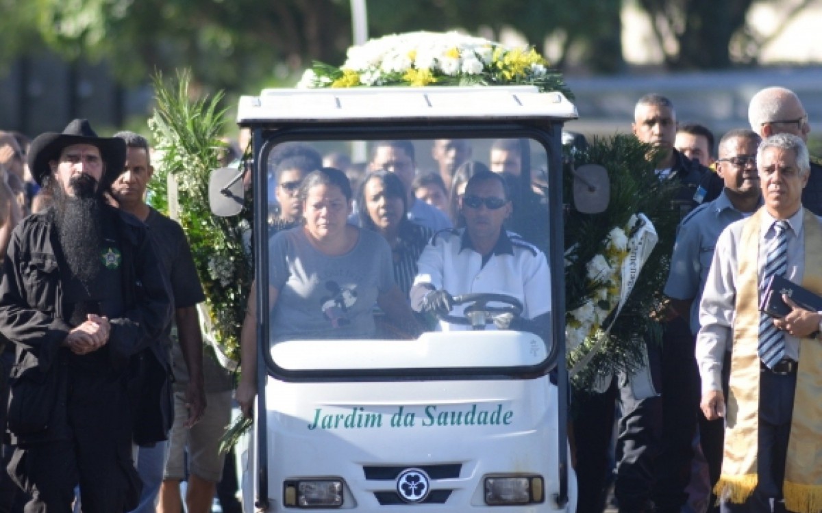 A cerimônia reuniu cerca de 200 pessoas, entre parentes e amigos do sargento - Sandro Vox