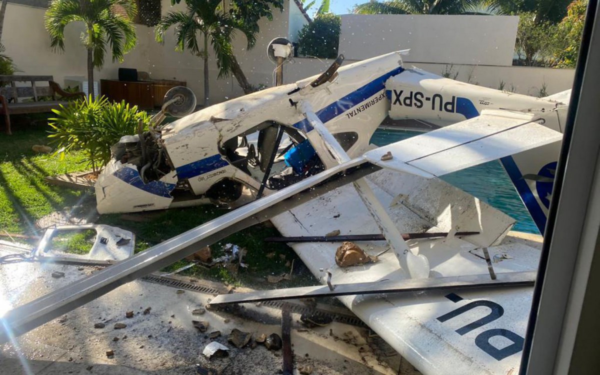 Ultraleve cai dentro de quintal de casa em condom&iacute;nio na Barra da Tijuca, na Zona Oeste do Rio, na tarde desta segunda-feira (15)