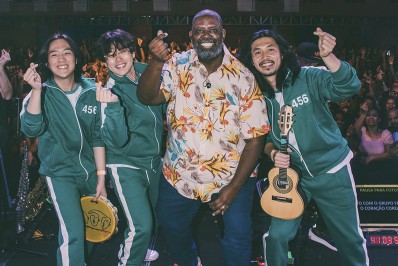 Péricles recebe grupo coreano de pagode em seu show