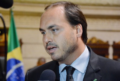 Carlos Bolsonaro relata ameaça e registra queixa após ataque a gabinete em Bento Ribeiro