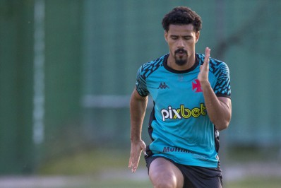 Após cirurgia no joelho, Gabriel Dias, do Vasco, é liberado para iniciar fisioterapia