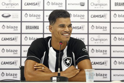 Danilo Barbosa é apresentado pelo Botafogo e se emociona ao lembrar de drama familiar: 'Quero voltar a jogar futebol com alegria'