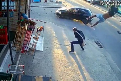 Imagem forte: homem é arremessado de moto após colisão com carro em Honório Gurgel