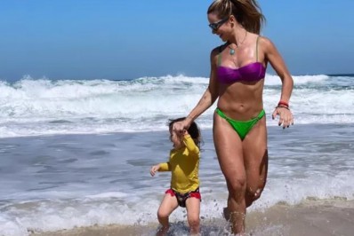 Dany Bananinha comemora aniversário com a filha em praia do Rio: 'Amando o dia'
