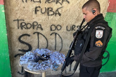 PM prende três criminosos e apreende pistola e drogas em Belford Roxo
