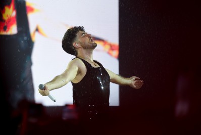 Na chuva, Jão grava DVD em São Paulo