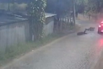 Motociclista 'voa' após colisão com carro em Teresópolis