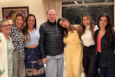 Silvio Santos posa de pijama ao lado das filhas: 'Repleto de saúde'