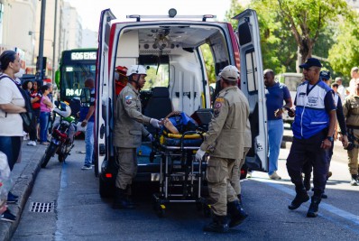 Mulher é atropelada por motocicleta na Tijuca