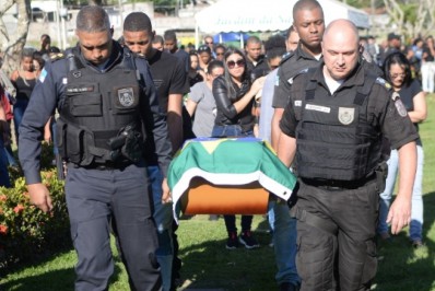 PM morto com tiro na cabeça, em Irajá, é enterrado
