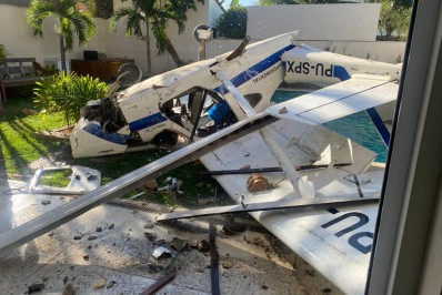 Ultraleve cai em quintal de casa na Barra da Tijuca; duas pessoas ficaram feridas