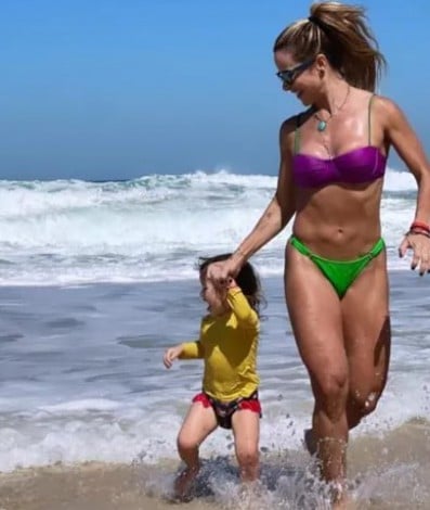 Dany Bananinha aproveita dia de praia com a filha, Lara 