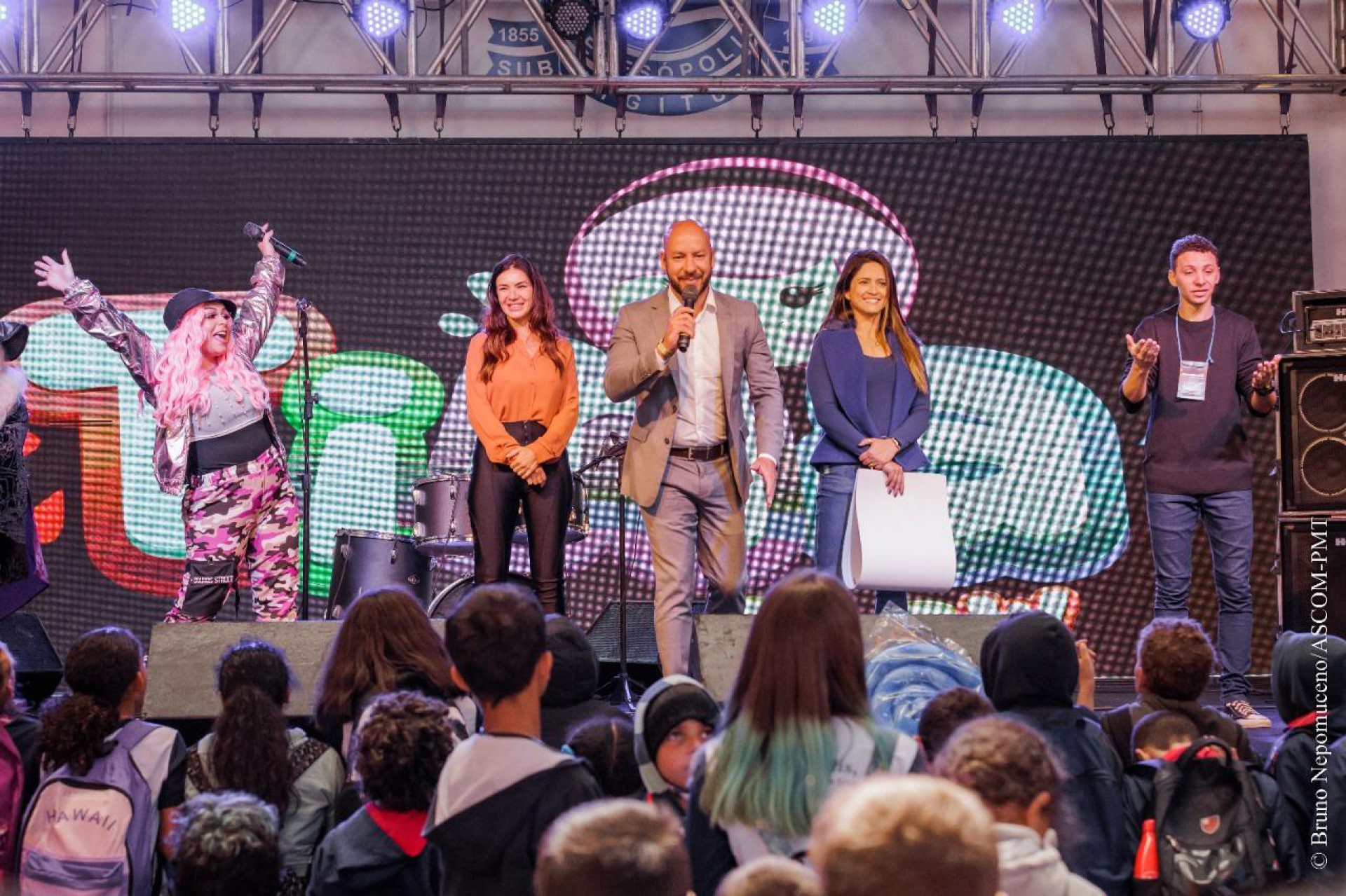 Prefeito Vinicius Claussen acompanhado da Primeira-dama Paula Sch&uuml;tte Claussen, Secret&aacute;ria Municipal de Educa&ccedil;&atilde;o Satiele Santos participaram da festa de inaugura&ccedil;&atilde;o da L&ecirc; Ter&ecirc;, durante Show da Tina - Bruno Nepomuceno