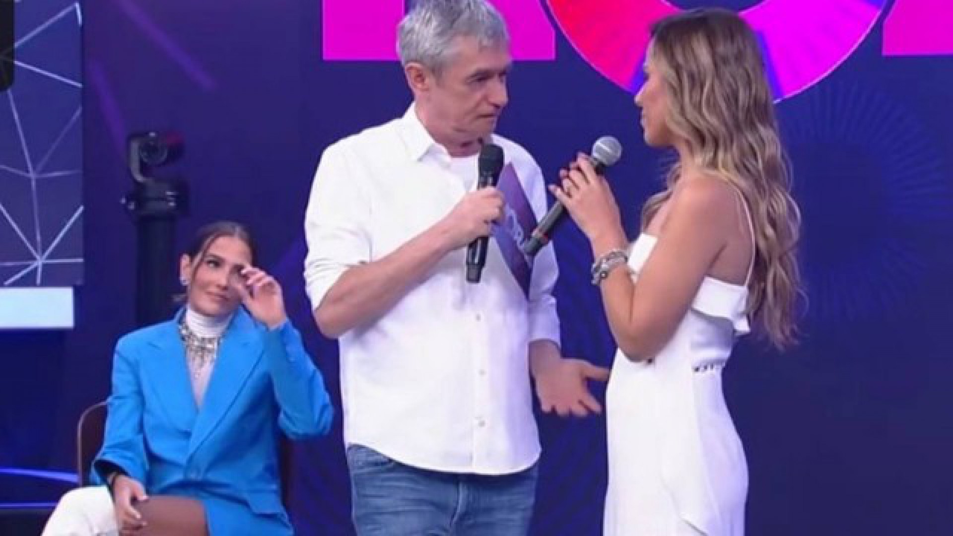 Deborah Secco muda de expressão durante apresentação de Wanessa Camargo no 'Altas Horas' - Reprodução