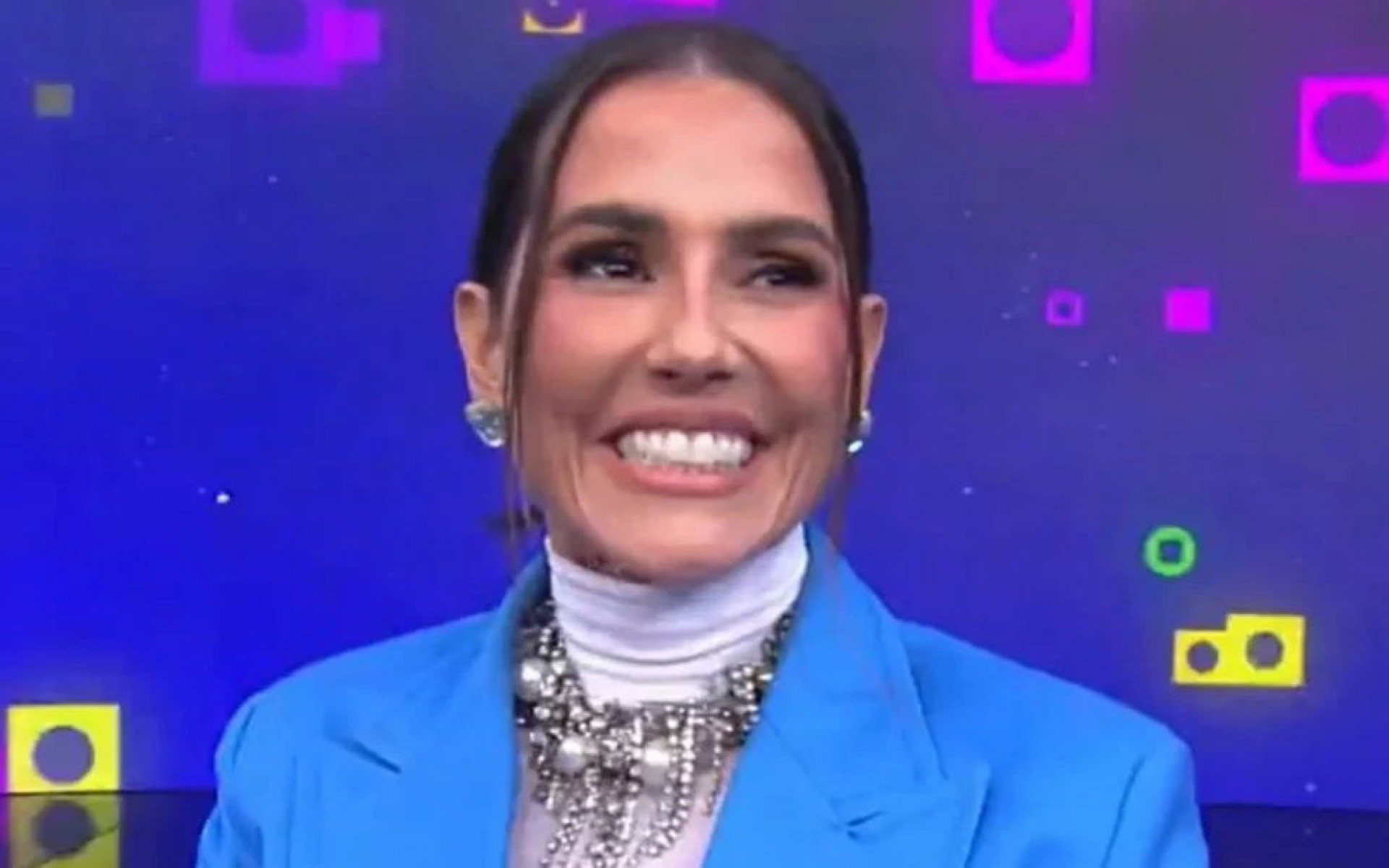Deborah Secco muda de expressão ao ver câmera se aproximando durante apresentação de Wanessa Camargo no 'Altas Horas' - Reprodução