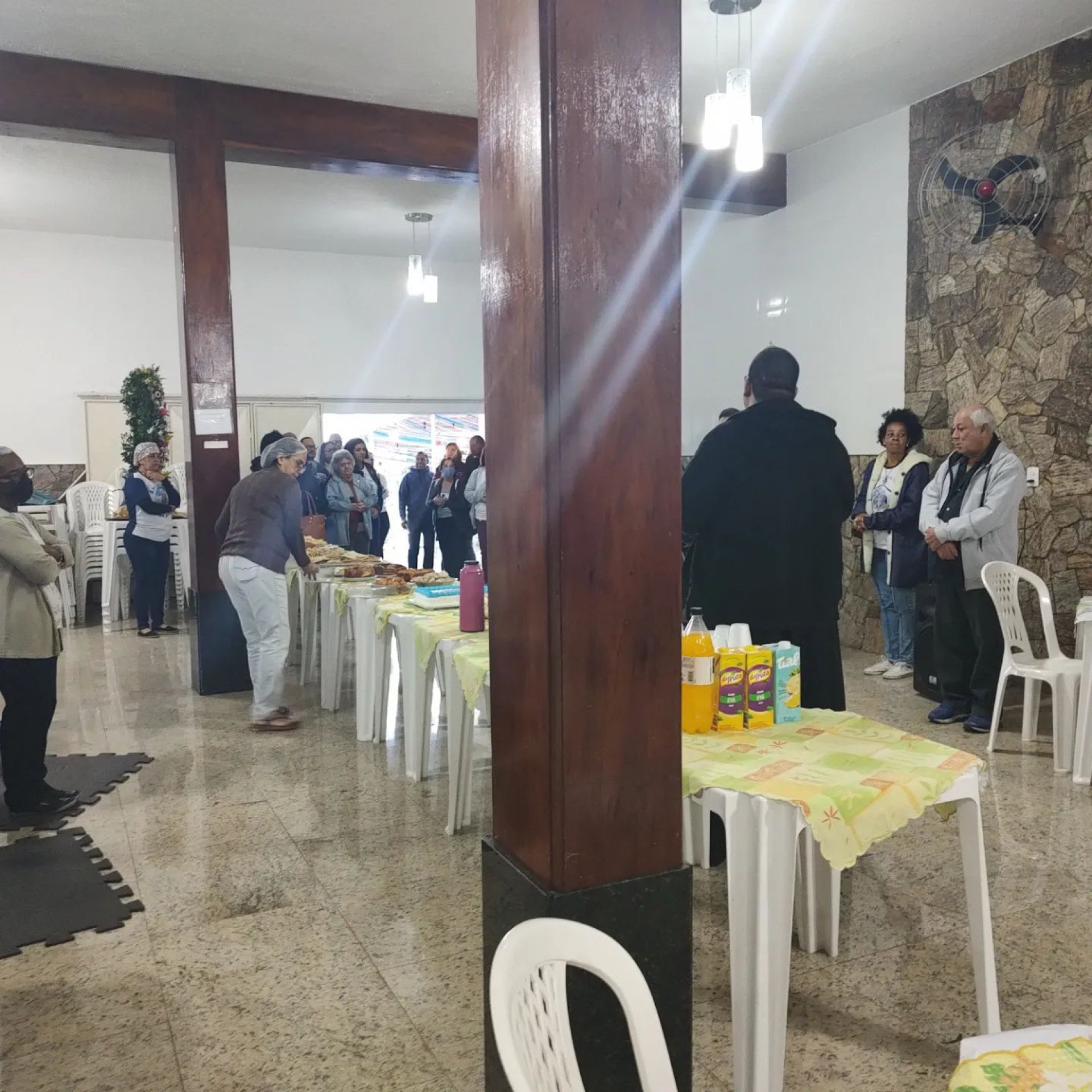 Os fi&eacute;is participaram de um caf&eacute; da manh&atilde; comunit&aacute;rio nas depend&ecirc;ncias da par&oacute;quia