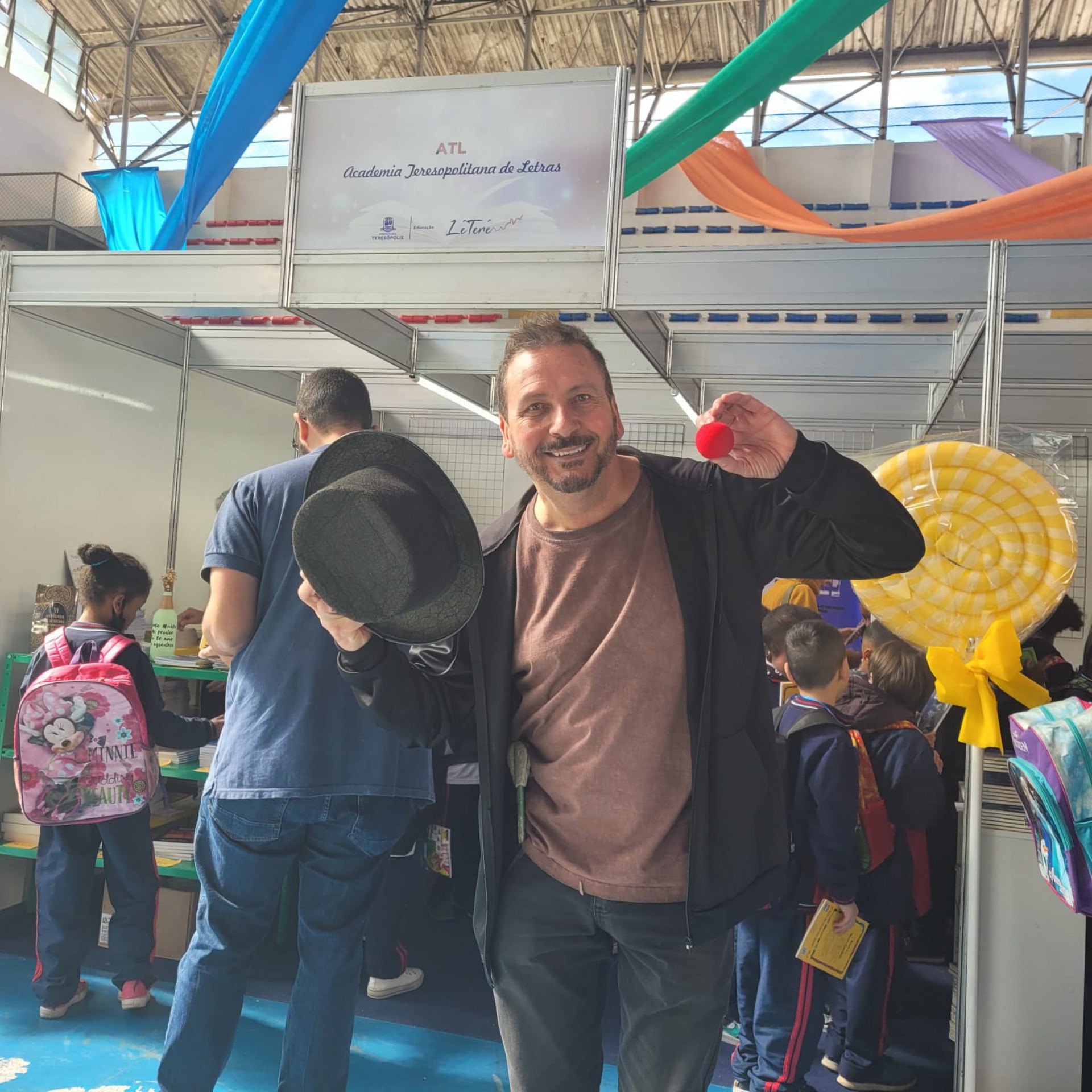 Ozair Furtado, m&aacute;gico-ventr&iacute;loquo, e membro da Academia Teresopolitana de Letras - Andr&eacute;a Brito