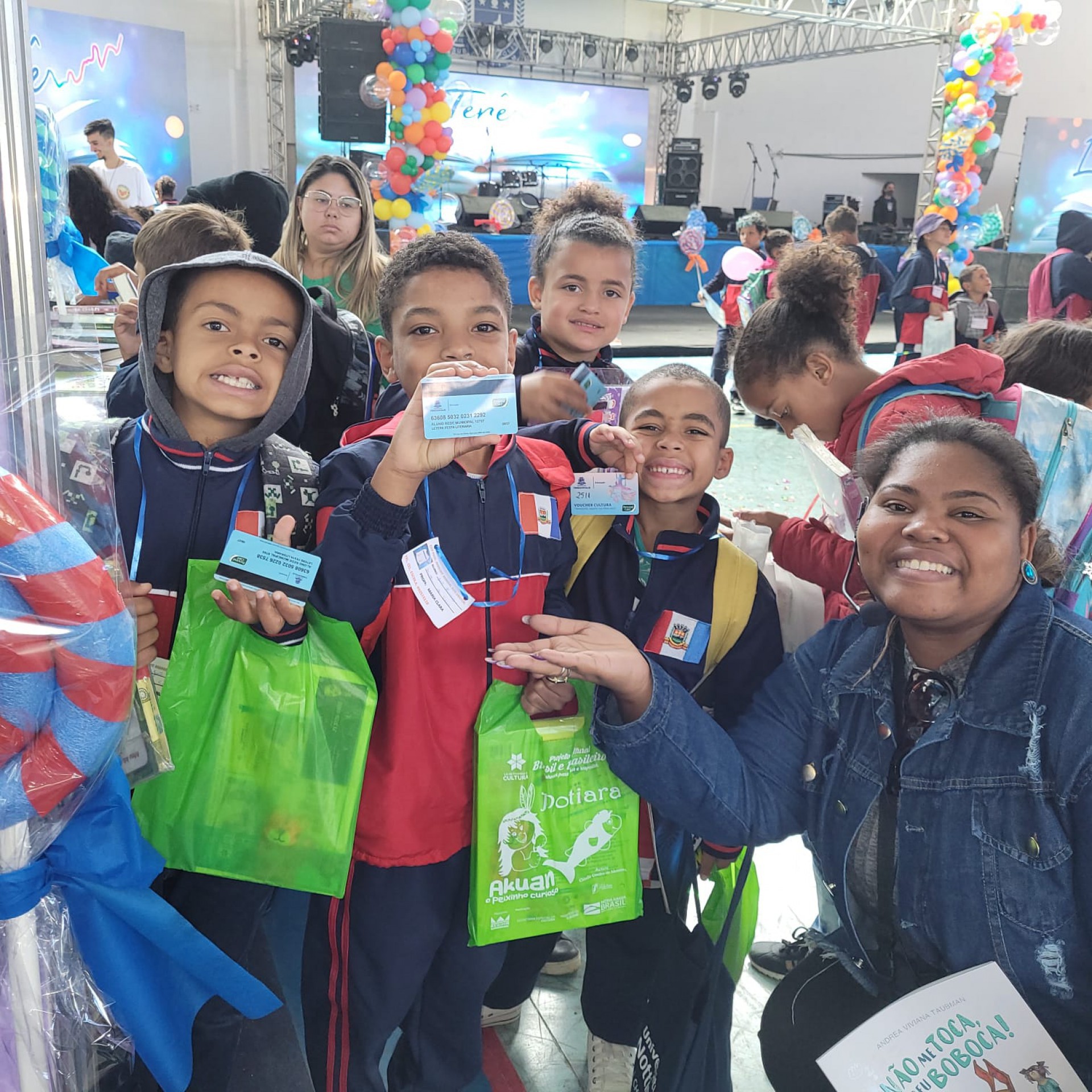 Professora Maria Clara Moreira acompanhada dos alunos da rede municipal e dos vouchers distribu&iacute;dos pela Prefeitura - Andr&eacute;a Brito