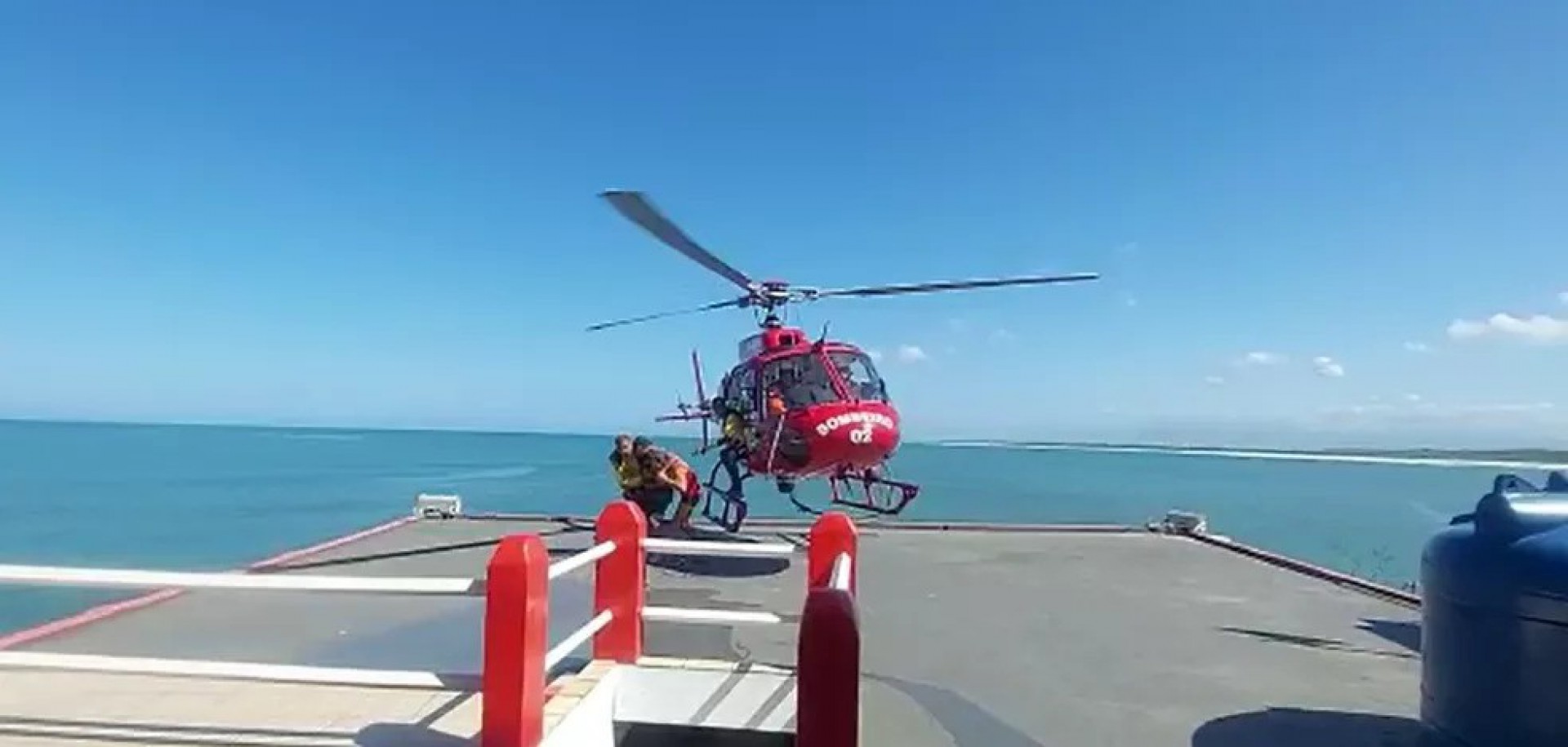 Helicóptero que trouxe o jardineiro Nelson Nedy Ribeiro chega após resgate - Reprodução
