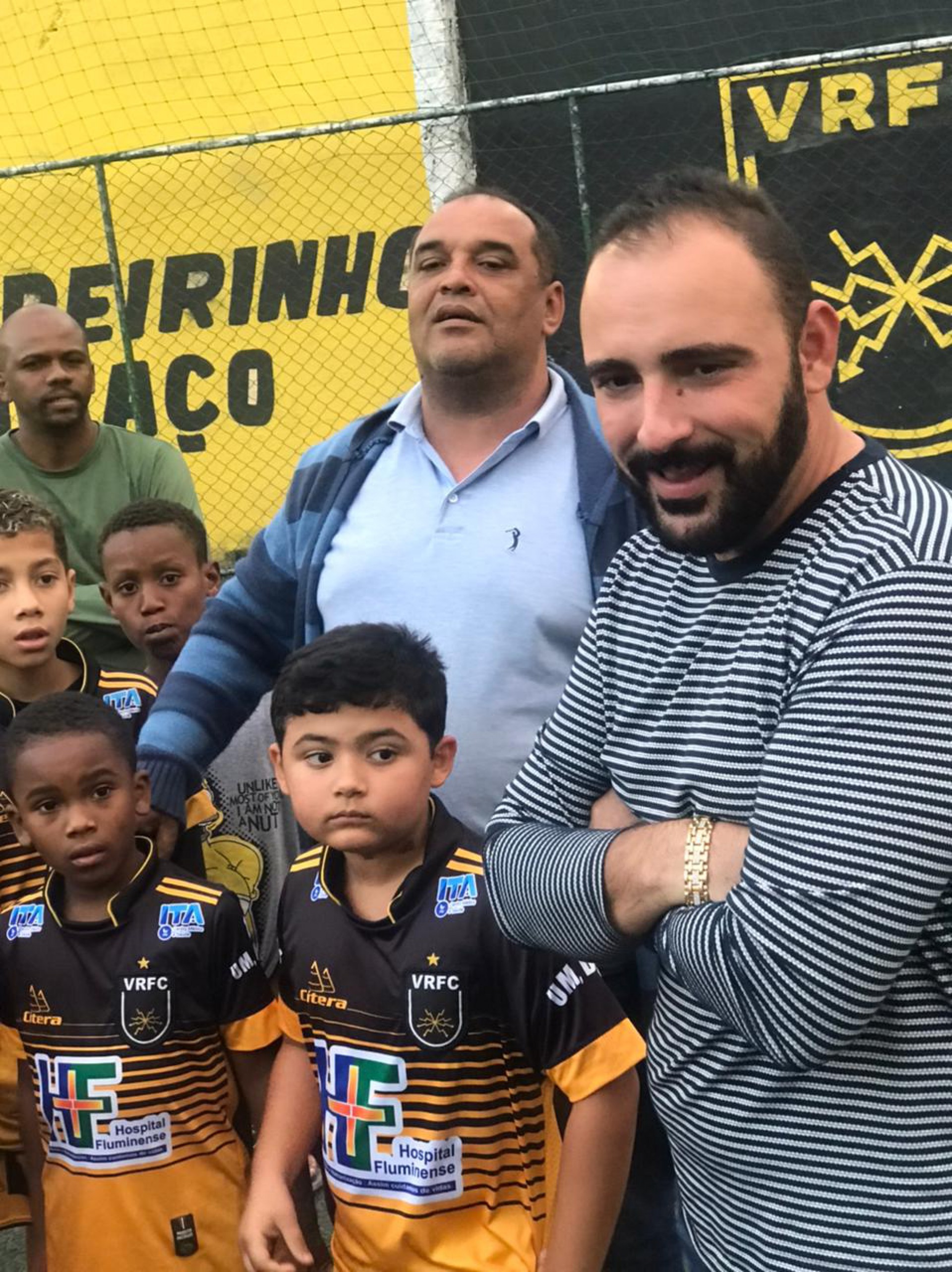 Leandro Santoro (D), ao lado do coordenador da escolinha André Pereira, recebeu uma homenagem das crianças da Escolinha do Volta Redonda no Manhoso   - Divulgação