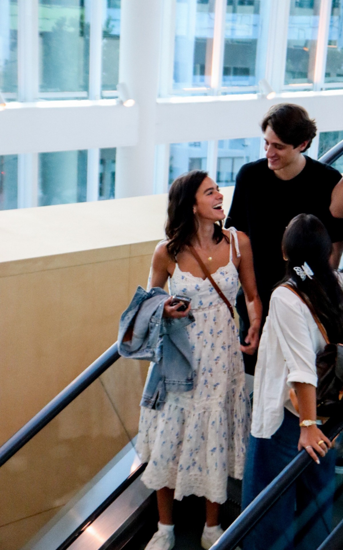 Bruna Marquezine passeia com amigos em shopping do Rio