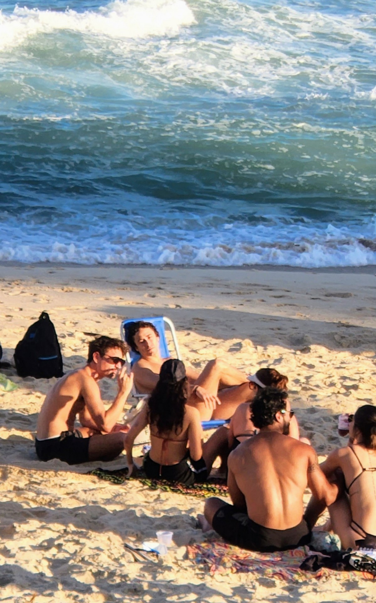 Jesu&iacute;ta Barbosa curte dia de praia com amigos e C&iacute;cero Ibeiro, com que j&aacute; havia sido visto aos beijos