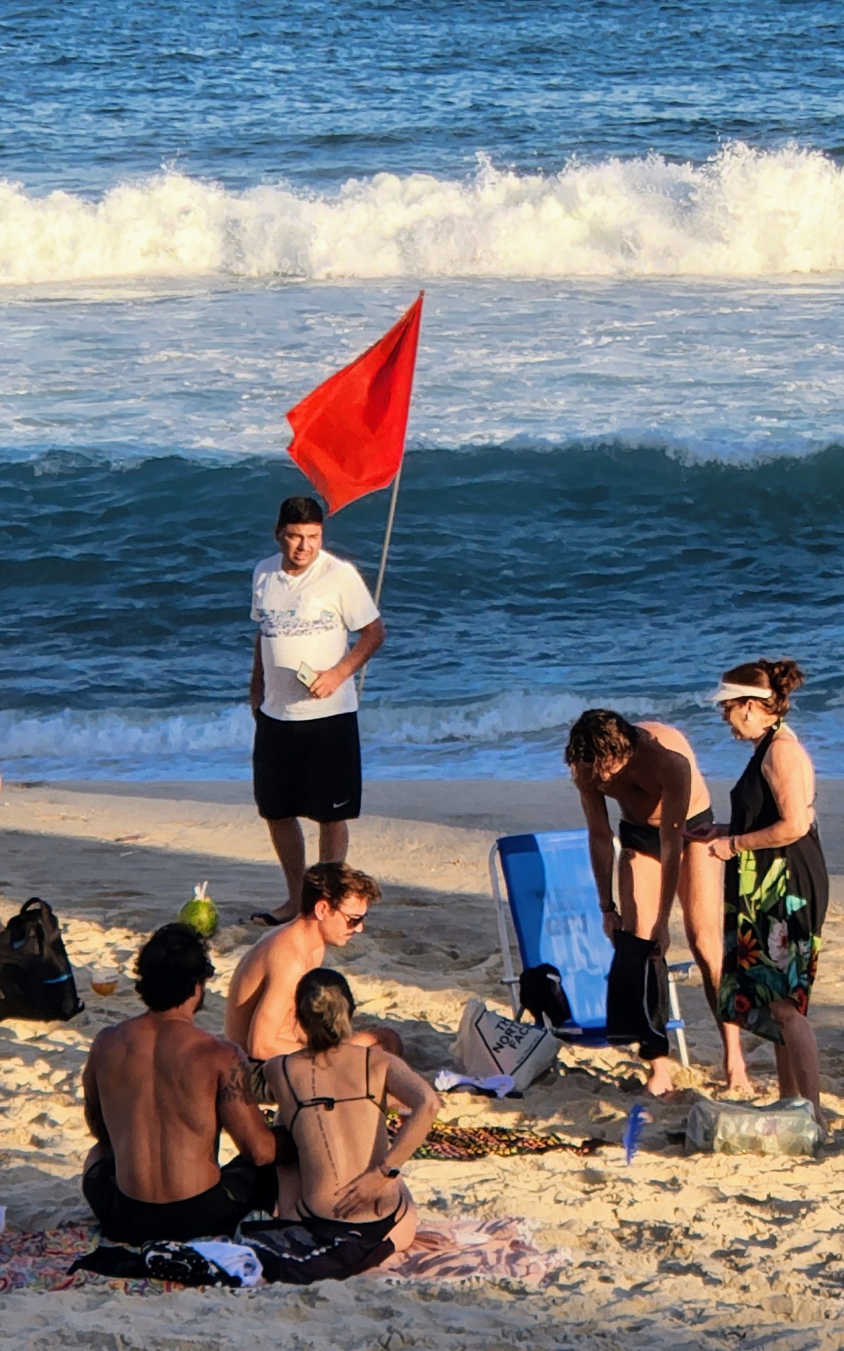 Jesu&iacute;ta Barbosa curte dia de praia com amigos e C&iacute;cero Ibeiro, com que j&aacute; havia sido visto aos beijos