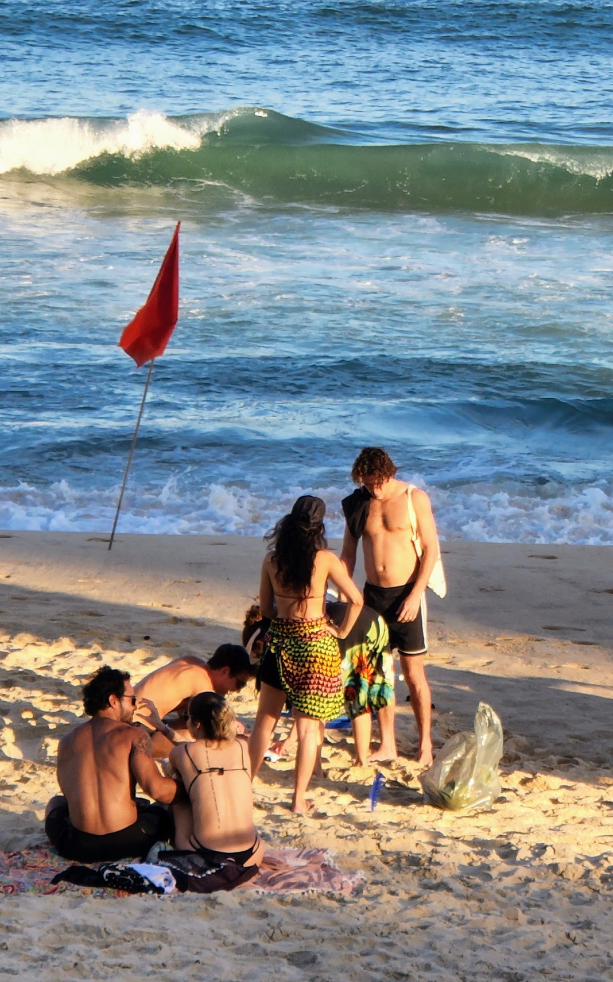 Jesu&iacute;ta Barbosa curte dia de praia com amigos e C&iacute;cero Ibeiro, com que j&aacute; havia sido visto aos beijos