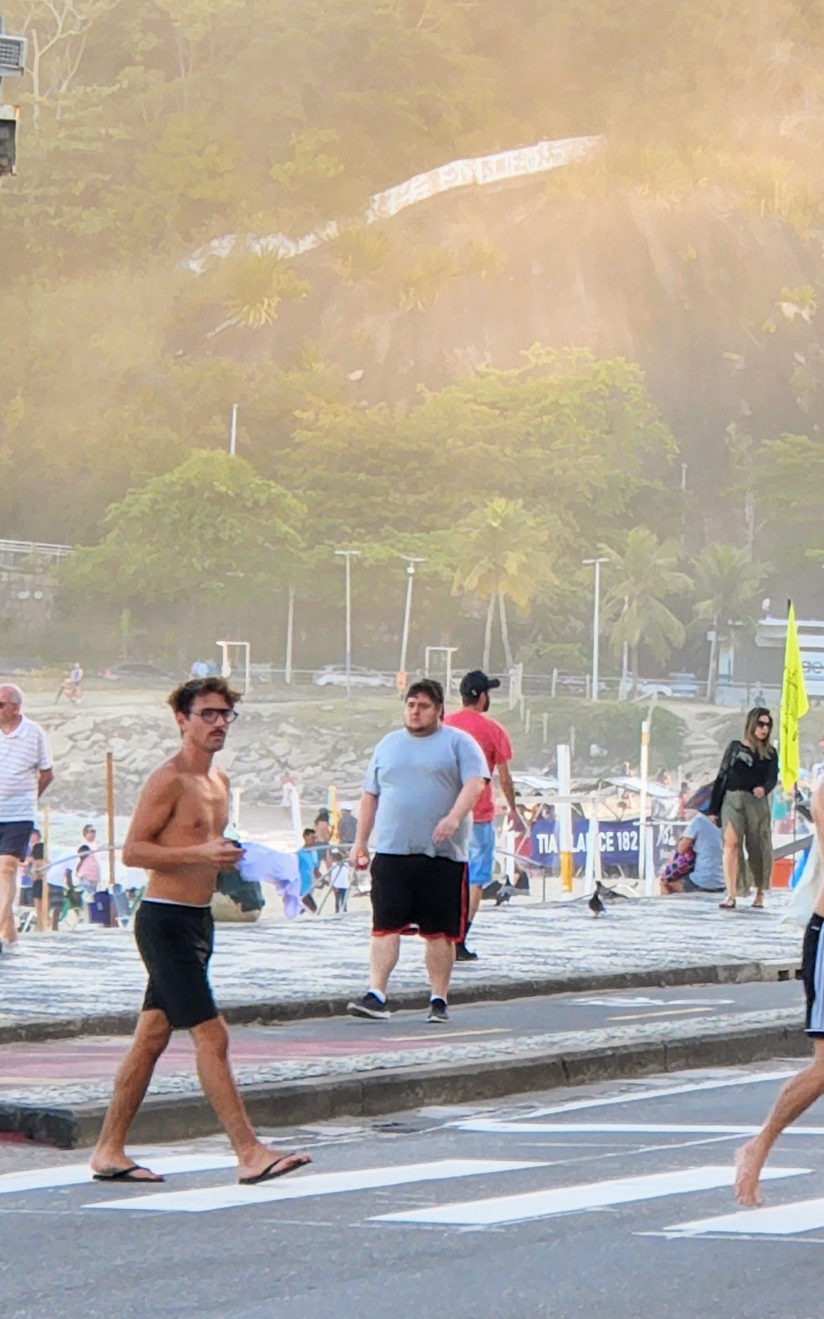 Jesu&iacute;ta Barbosa curte dia de praia com amigos e C&iacute;cero Ibeiro, com que j&aacute; havia sido visto aos beijos