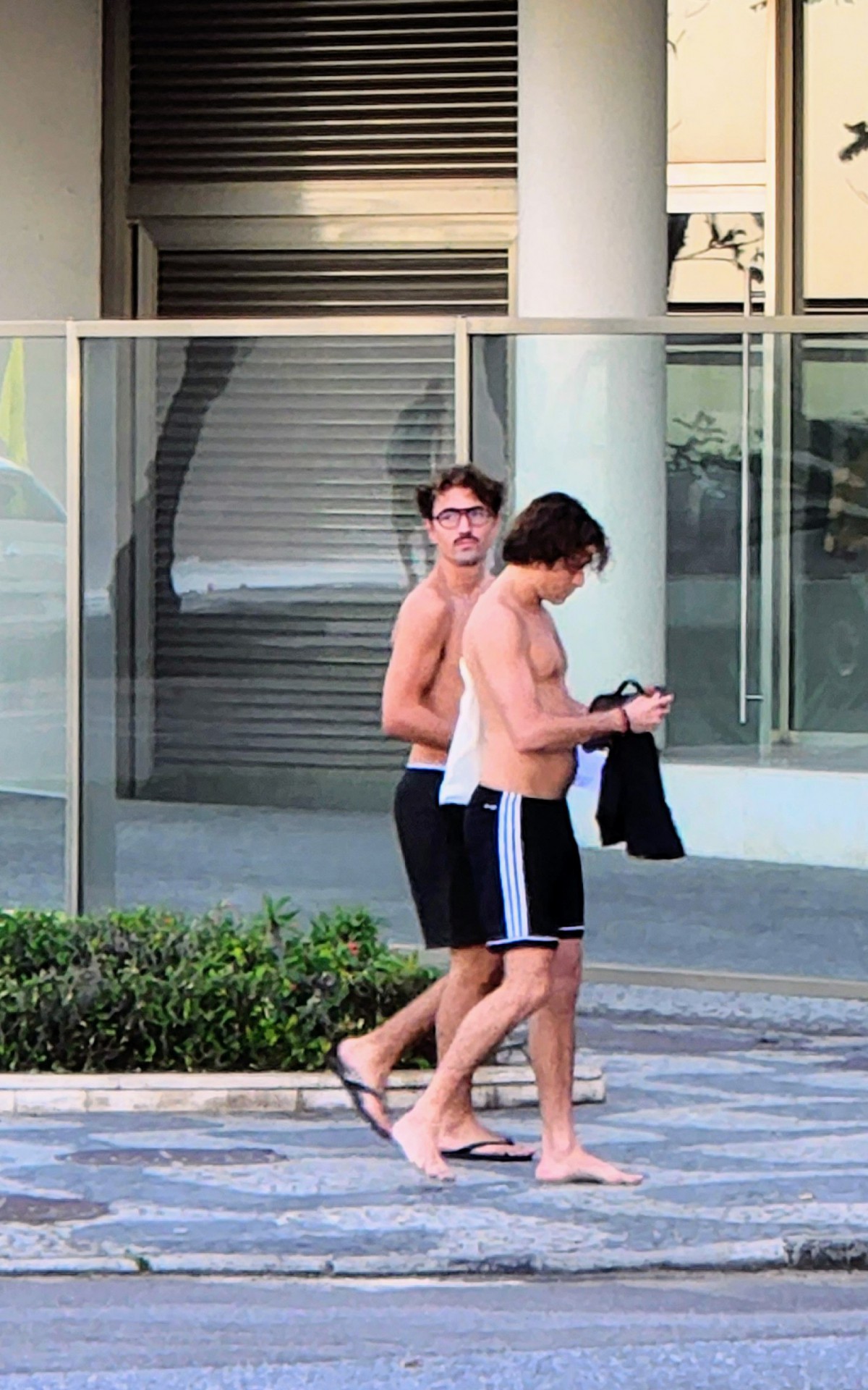 Jesu&iacute;ta Barbosa curte dia de praia com amigos e C&iacute;cero Ibeiro, com que j&aacute; havia sido visto aos beijos