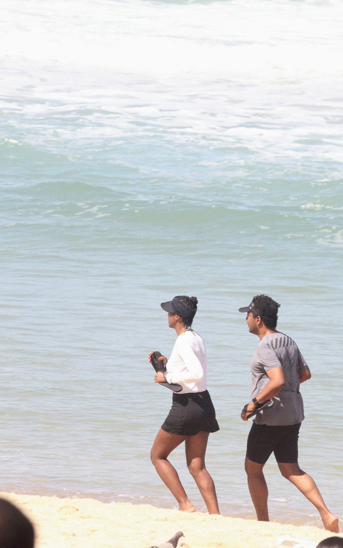 Maju Coutinho e o marido, Agostinho Paulo Moura, curtem dia de sol na praia