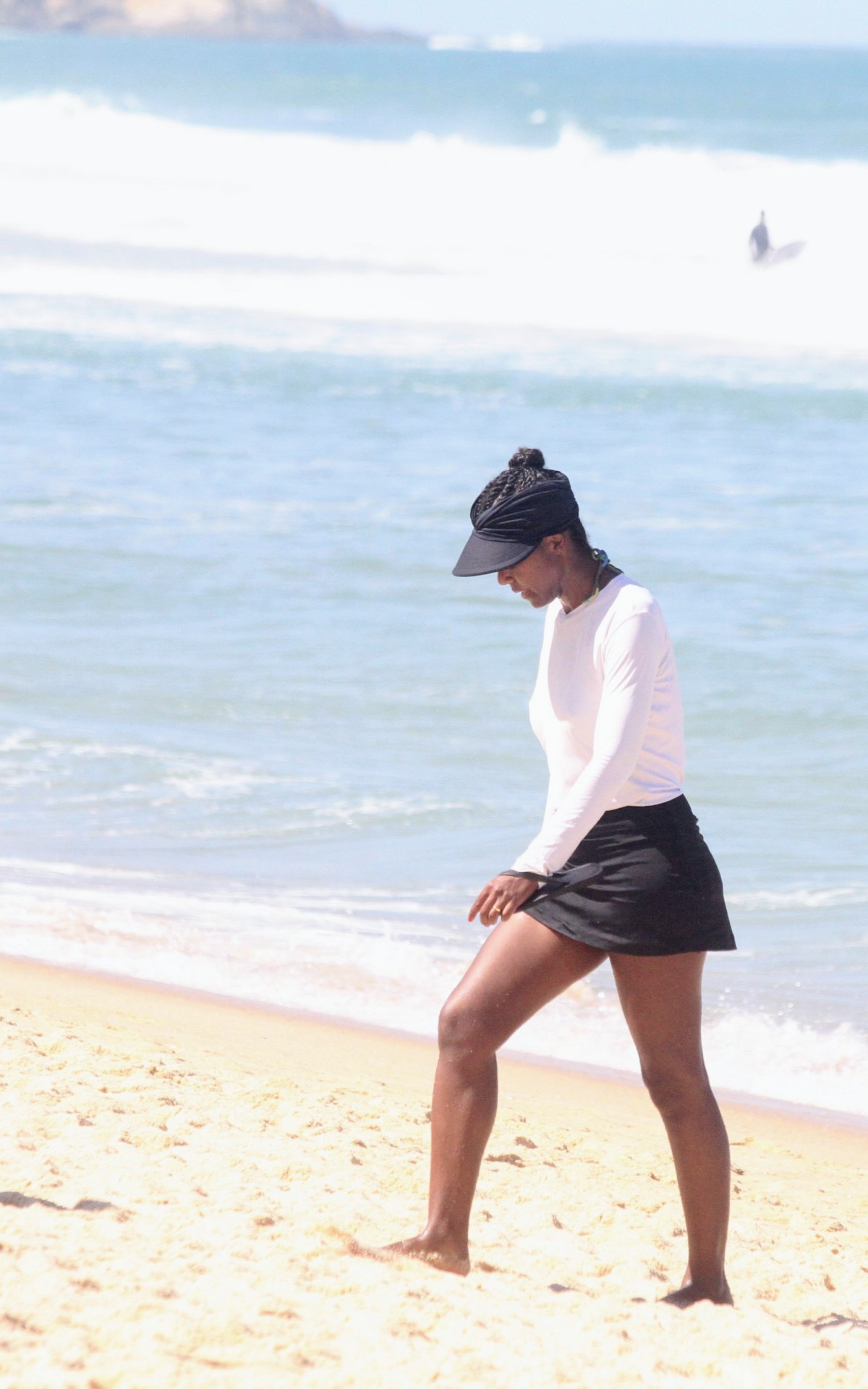 Maju Coutinho e o marido, Agostinho Paulo Moura, curtem dia de sol na praia