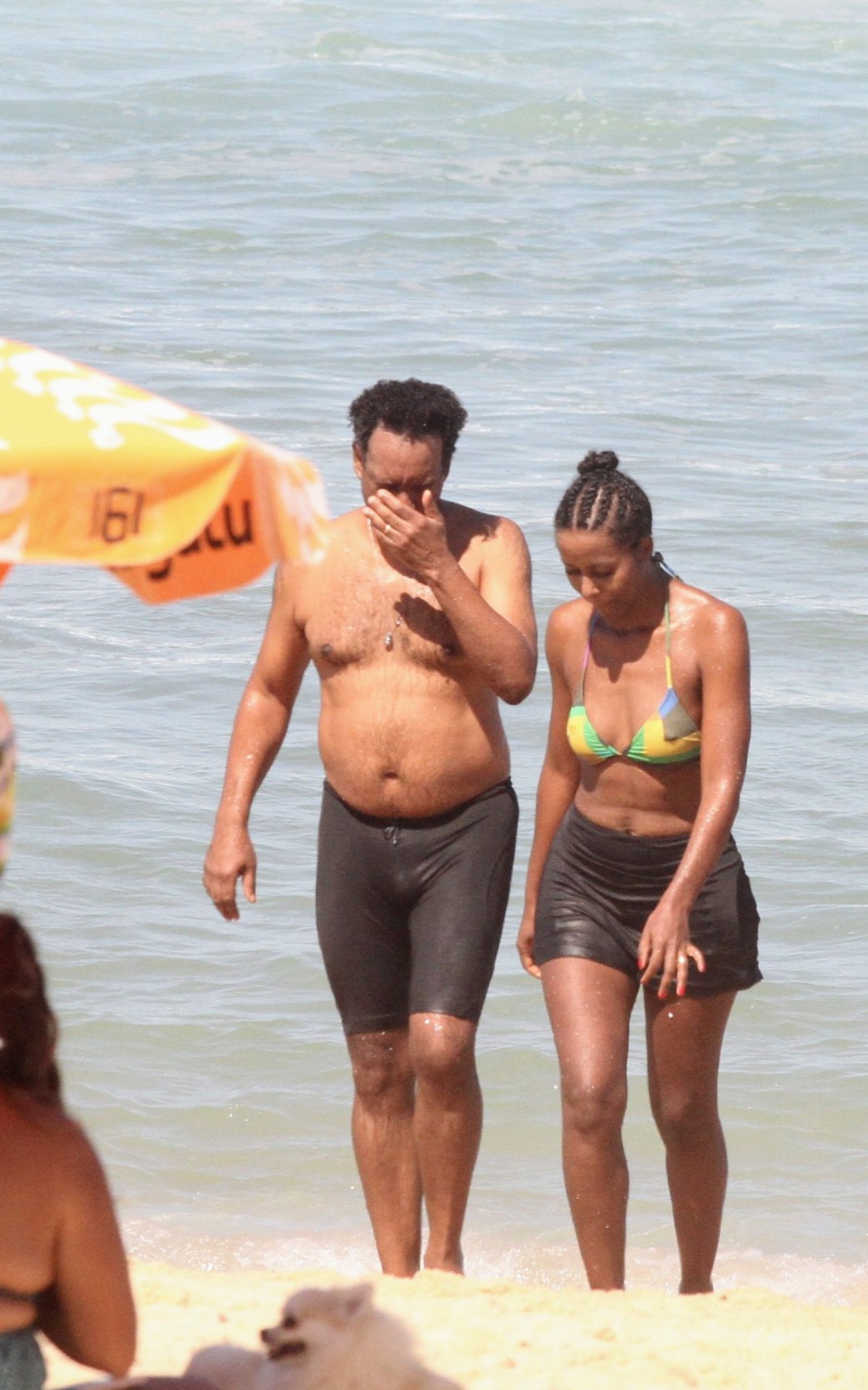 Maju Coutinho e o marido, Agostinho Paulo Moura, curtem dia de sol na praia