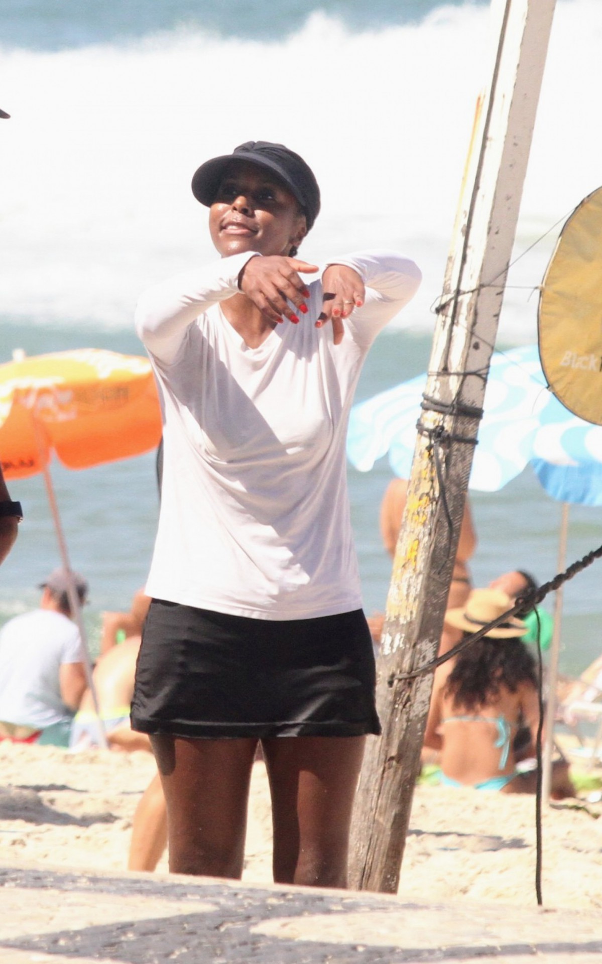 Maju Coutinho e o marido, Agostinho Paulo Moura, curtem dia de sol na praia