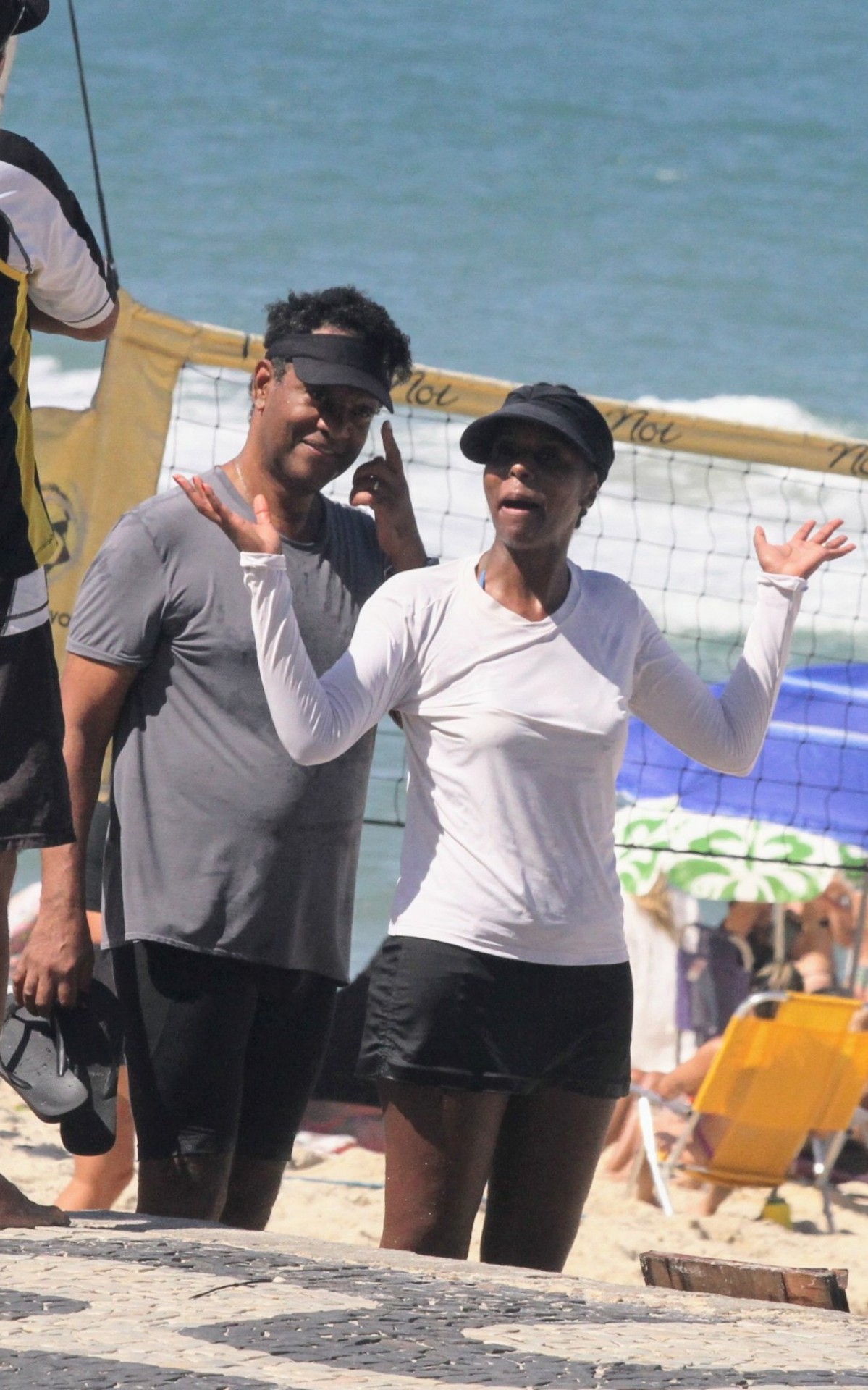 Maju Coutinho e o marido, Agostinho Paulo Moura, curtem dia de sol na praia