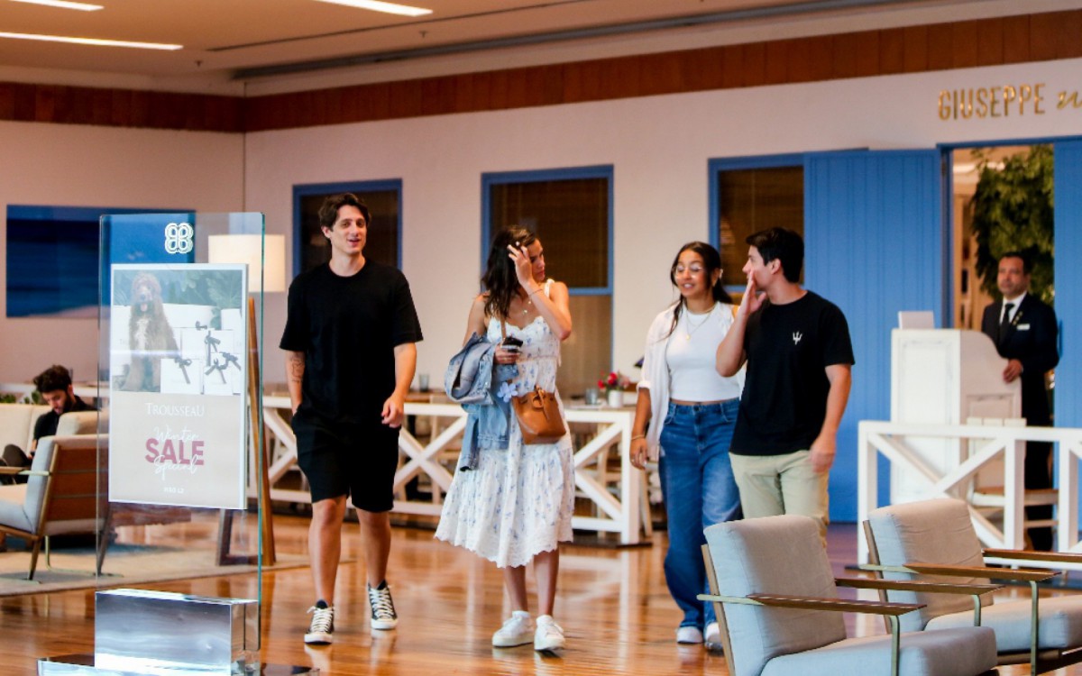 Bruna Marquezine passeia com amigos em shopping do Rio