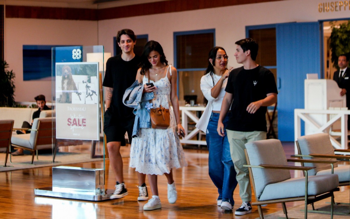 Bruna Marquezine passeia com amigos em shopping do Rio