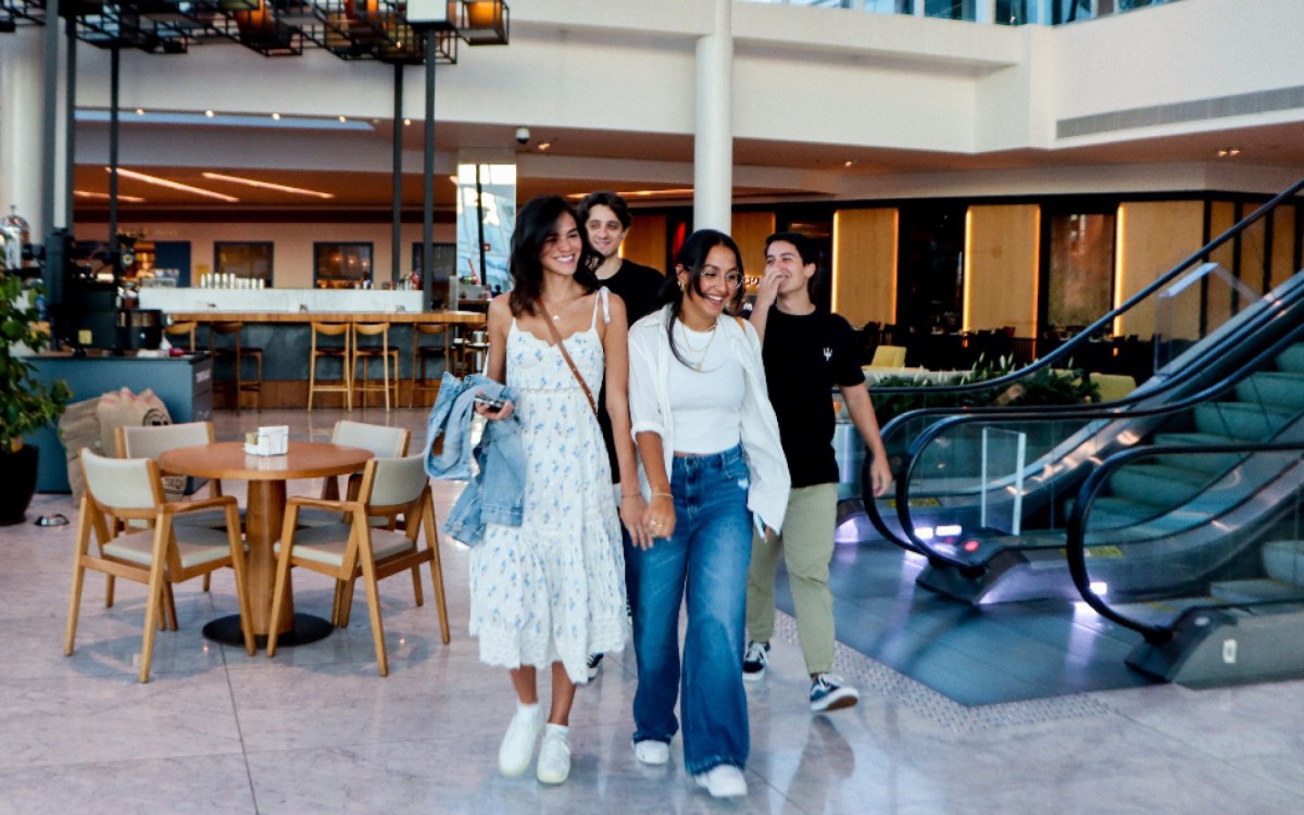 Bruna Marquezine passeia com amigos em shopping do Rio - Edson Aipim / Agnews