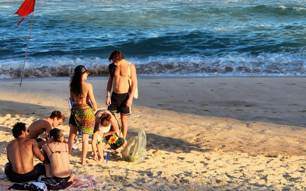 Jesu&iacute;ta Barbosa curte dia de praia com amigos e C&iacute;cero Ibeiro, com que j&aacute; havia sido visto aos beijos