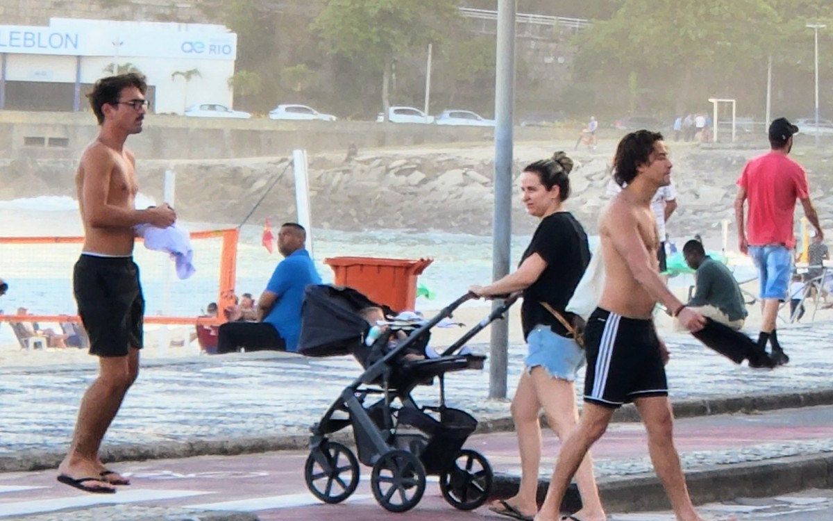 Jesu&iacute;ta Barbosa curte dia de praia com amigos e C&iacute;cero Ibeiro, com que j&aacute; havia sido visto aos beijos