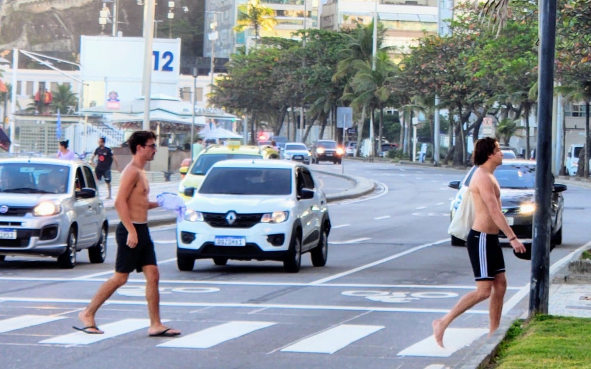 Jesuíta Barbosa curte dia de praia com amigos e Cícero Ibeiro, com que já havia sido visto aos beijos - Dan Delmiro / Ag. News