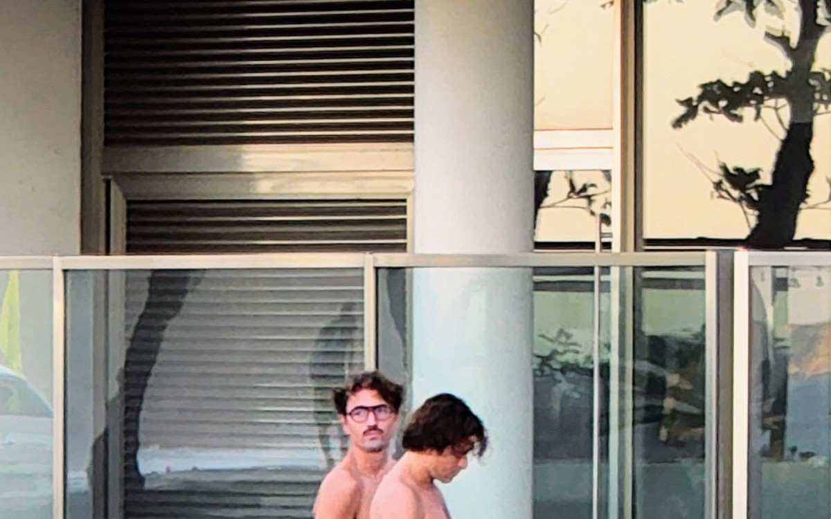 Jesuíta Barbosa curte dia de praia com amigos e Cícero Ibeiro, com que já havia sido visto aos beijos