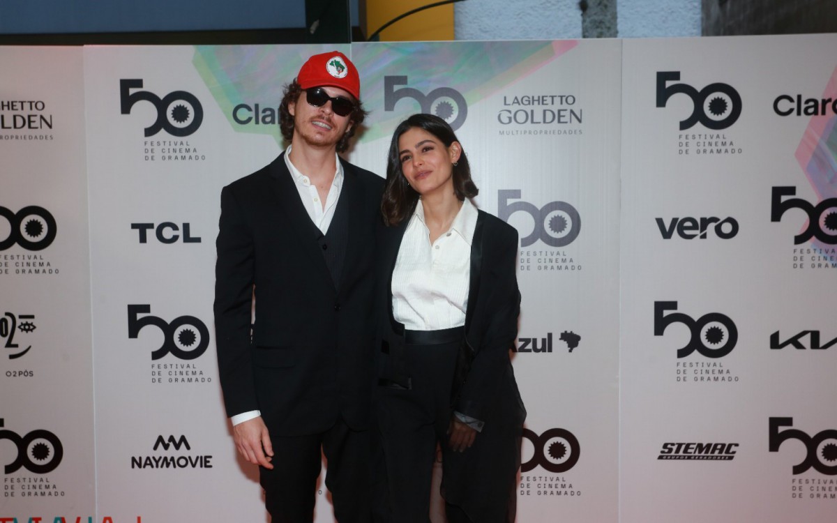 Jo&atilde;o Vithor Oliveira e Julia Dalavia assumem namoro no Festival de Cinema de Gramado
