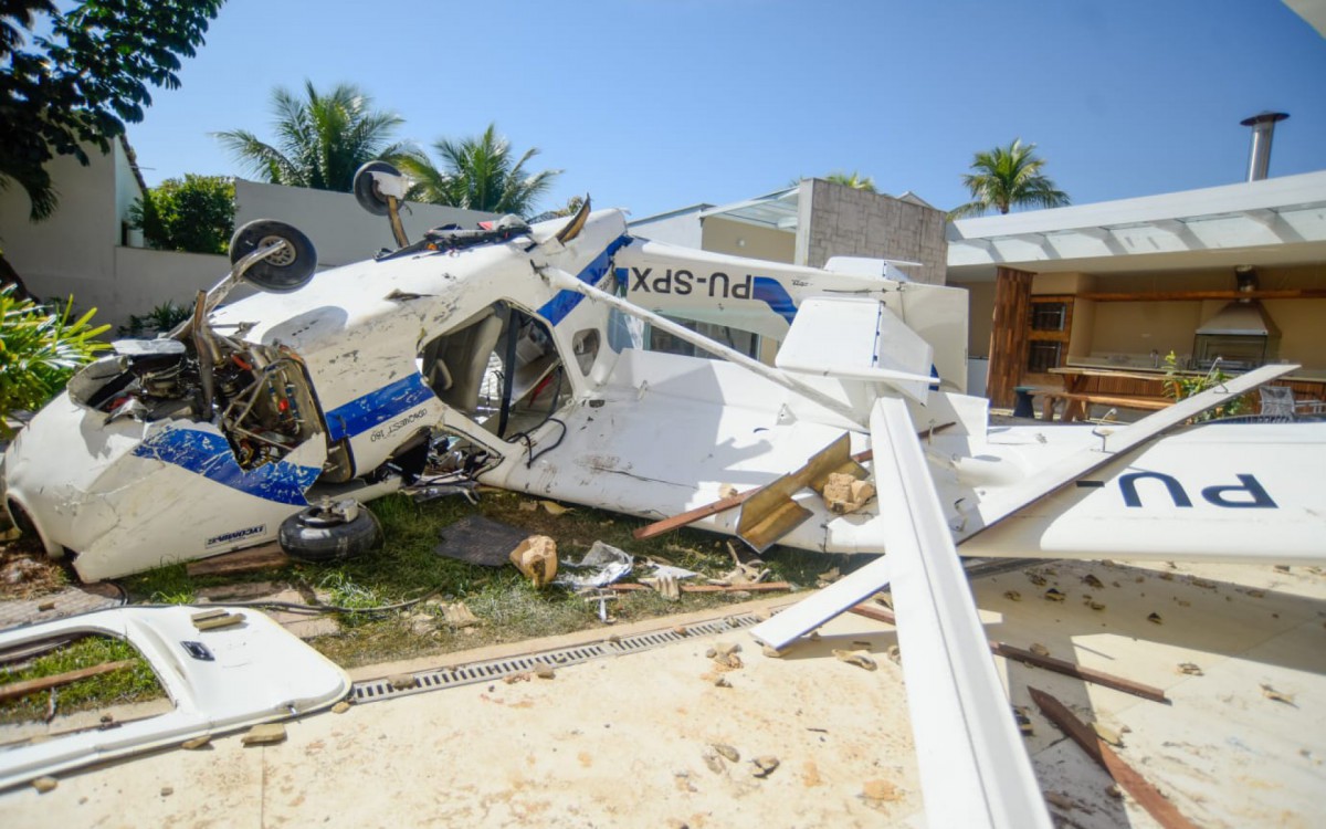 Avião bimotor cai em casa de condomínio na Barra da Tijuca
