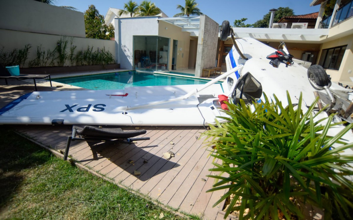 O avião ia bater de frente com a casa', diz testemunha de acidente