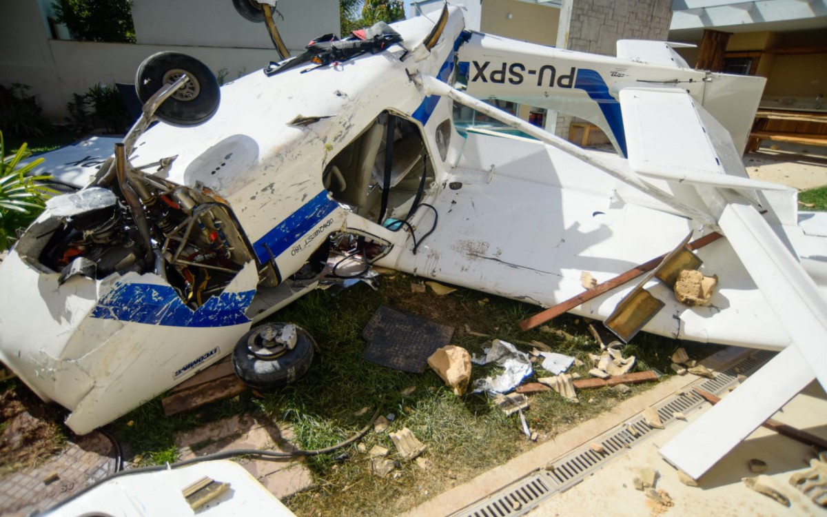 Destroços da aeronave que caiu em residência no condomínio Santa Mônica, na Barra